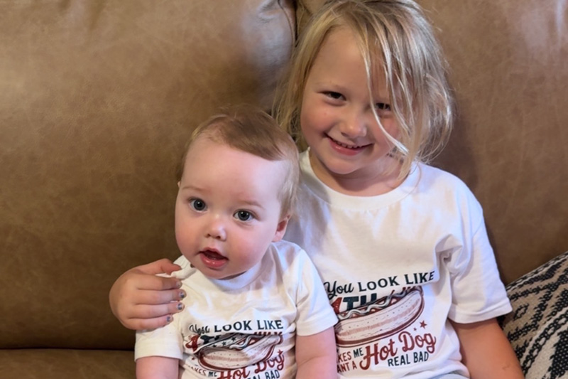 Blakely 5, with sister Bristol