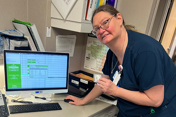 Leaf Super User, CCU RN Jenni O’Donnell, proudly navigates the Leaf Dashboard and holds a Leaf sticker.